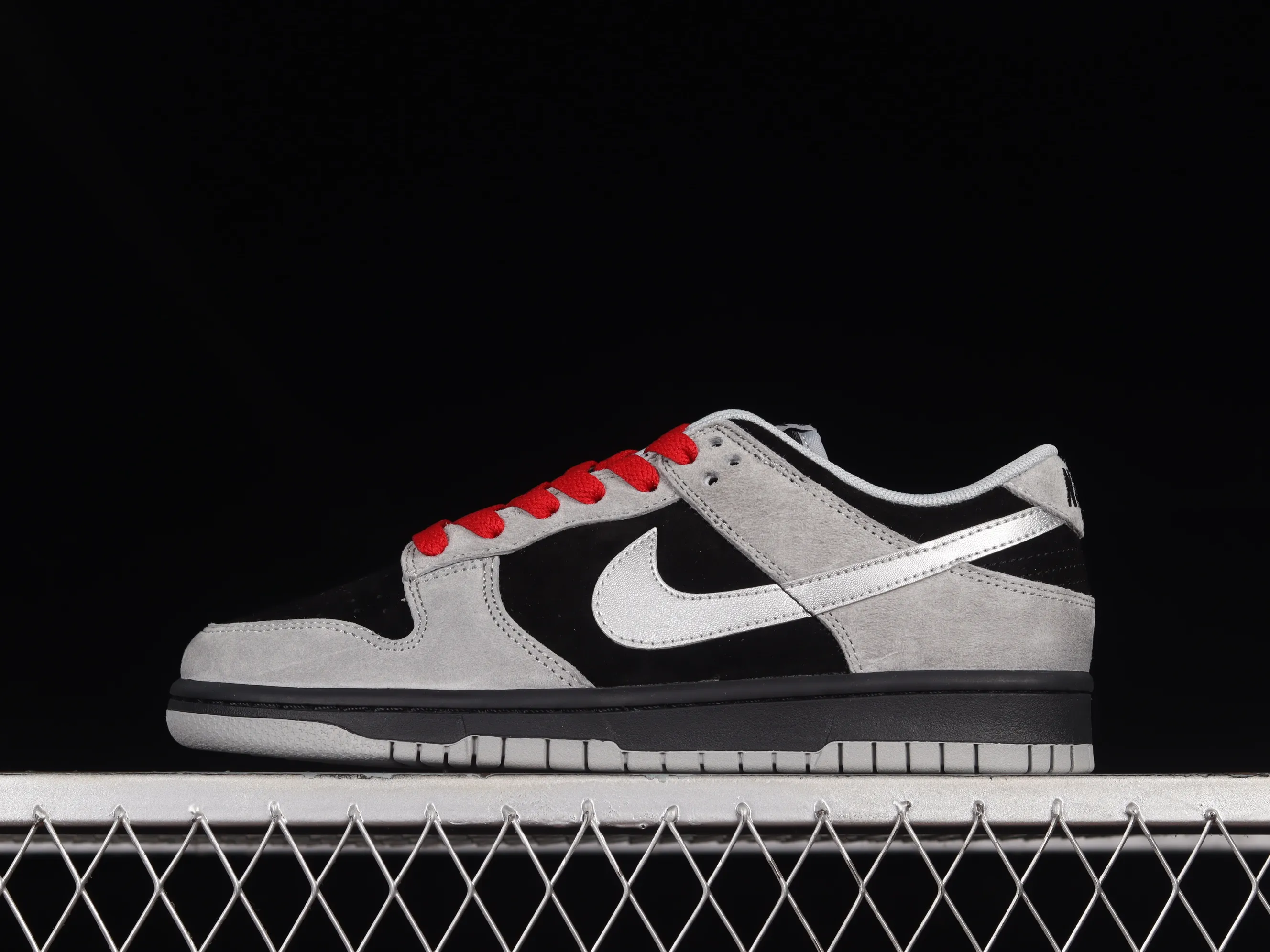 All Categories Nk SB Dunk Series Nk SB Dunk Low Low-top sneakers Otomo Katsuhiro x Nk SB Dunk Low "Steamboy OST" Creative customization collaboration Otomo Katsuhiro co-branded SB low-top sports and leisure sneakers DD3699-008